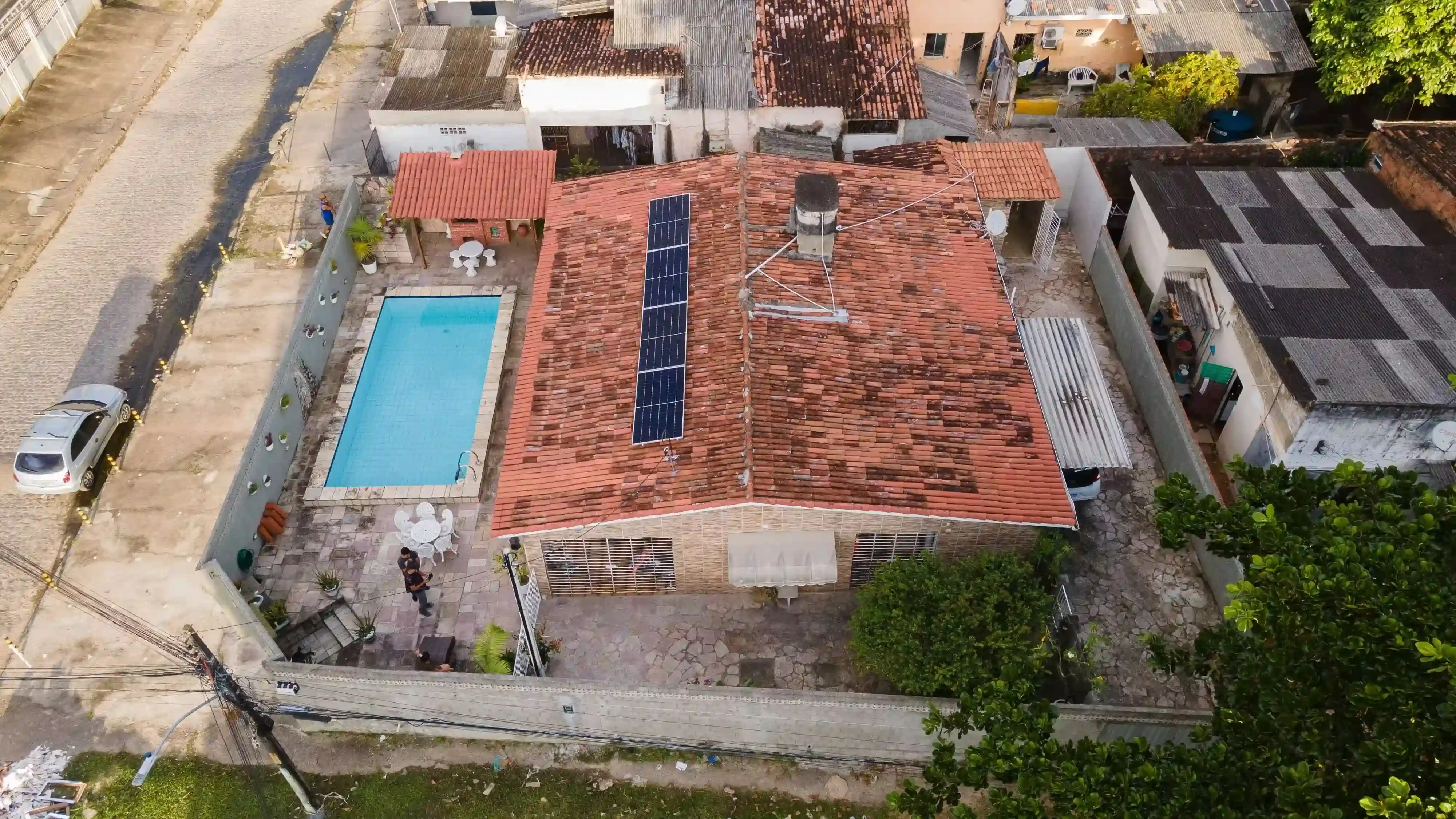 imagem de uma casa no bairro do Recife com sistema solar instalado no telhado