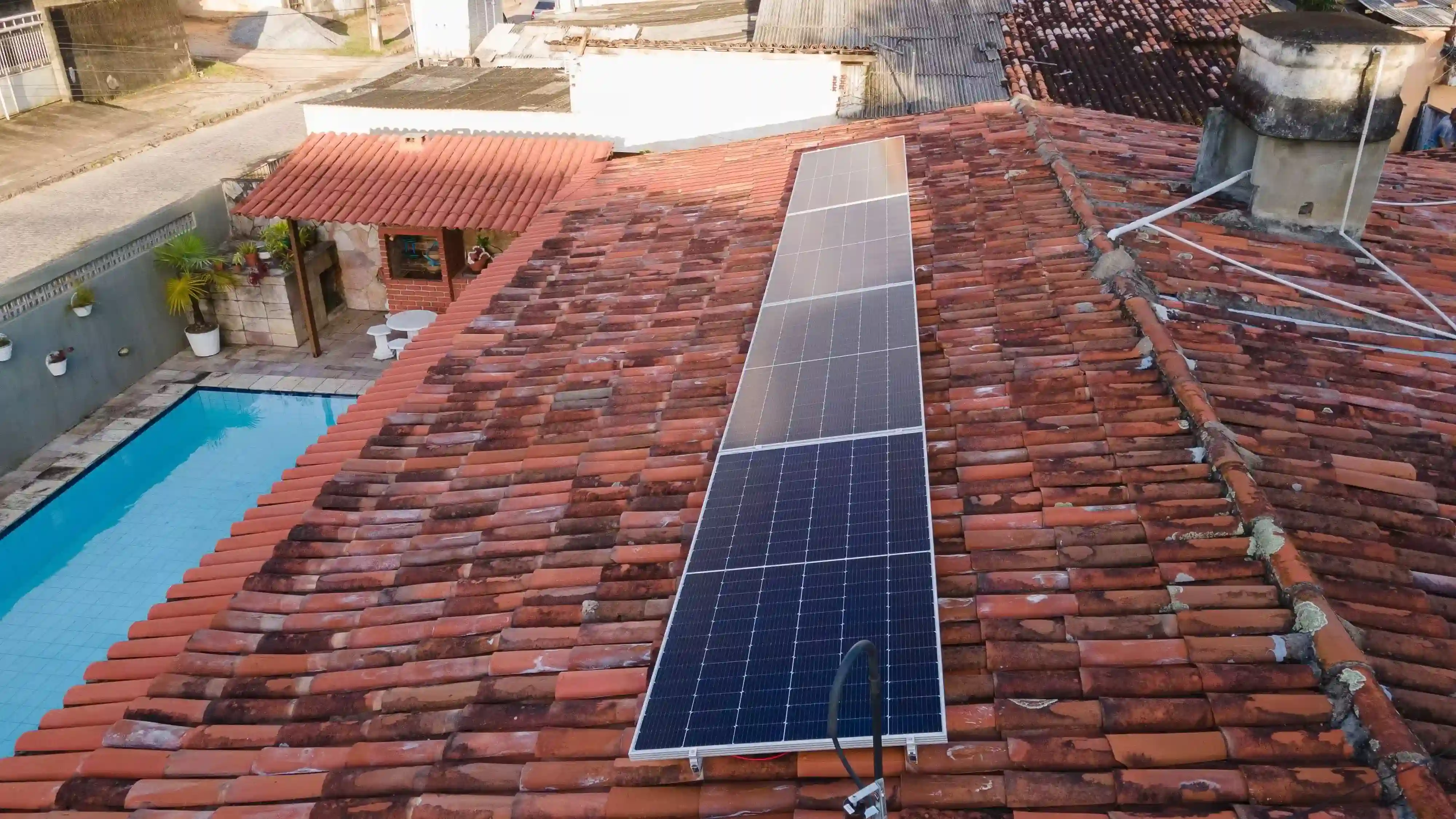 Casa de praia com placas solares instaladas no seu telhado