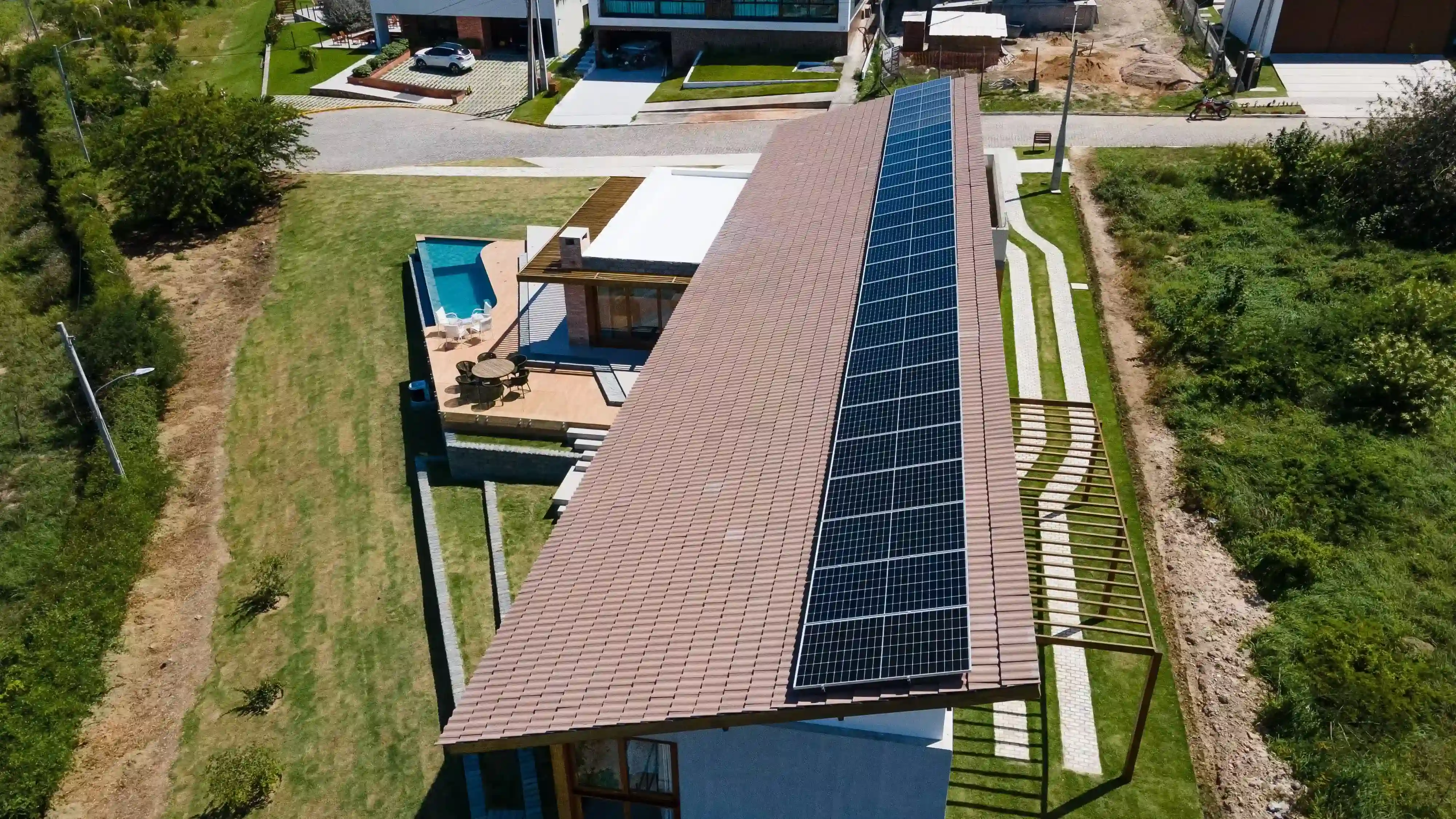 imagem de uma casa em Gravatá com sistema solar instalado no telhado