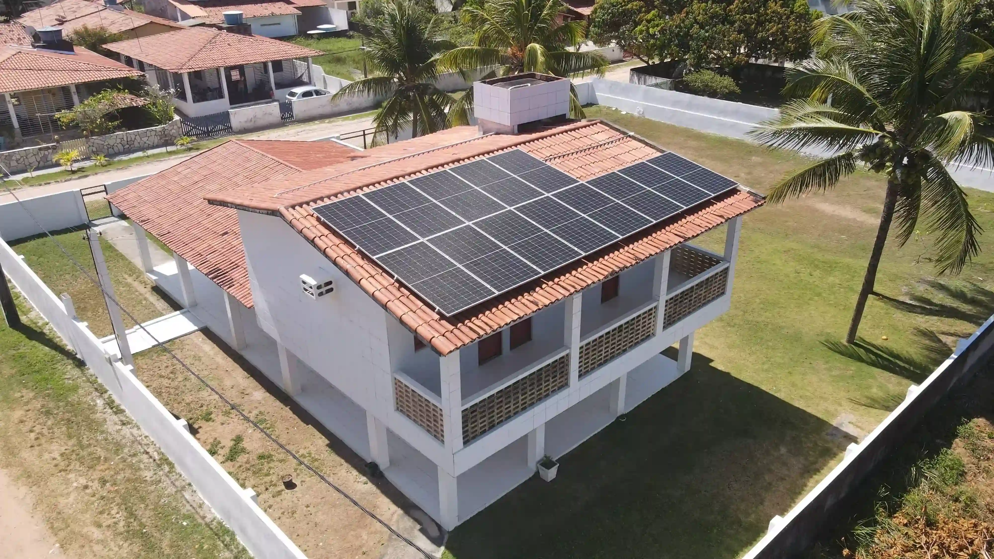 imagem de uma casa de praia em Itamaracá-PE com sistema solar instalado no telhado