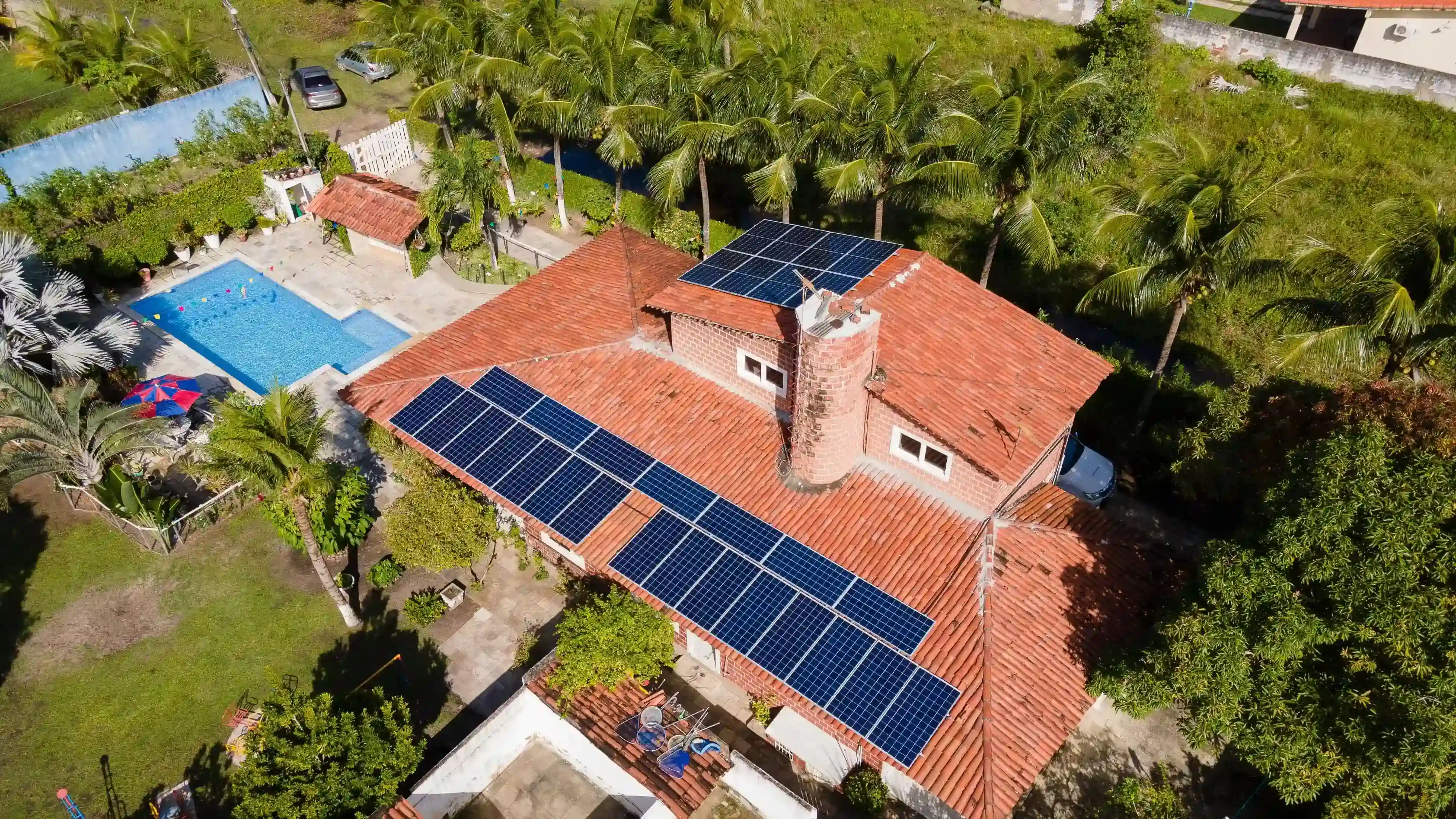 imagem de uma casa de praia em Sossego-PE com sistema solar instalado no telhado